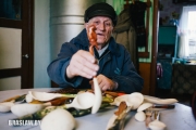 Петр Друсь из Браславского района десятилетиями вырезает тотемные ложки
